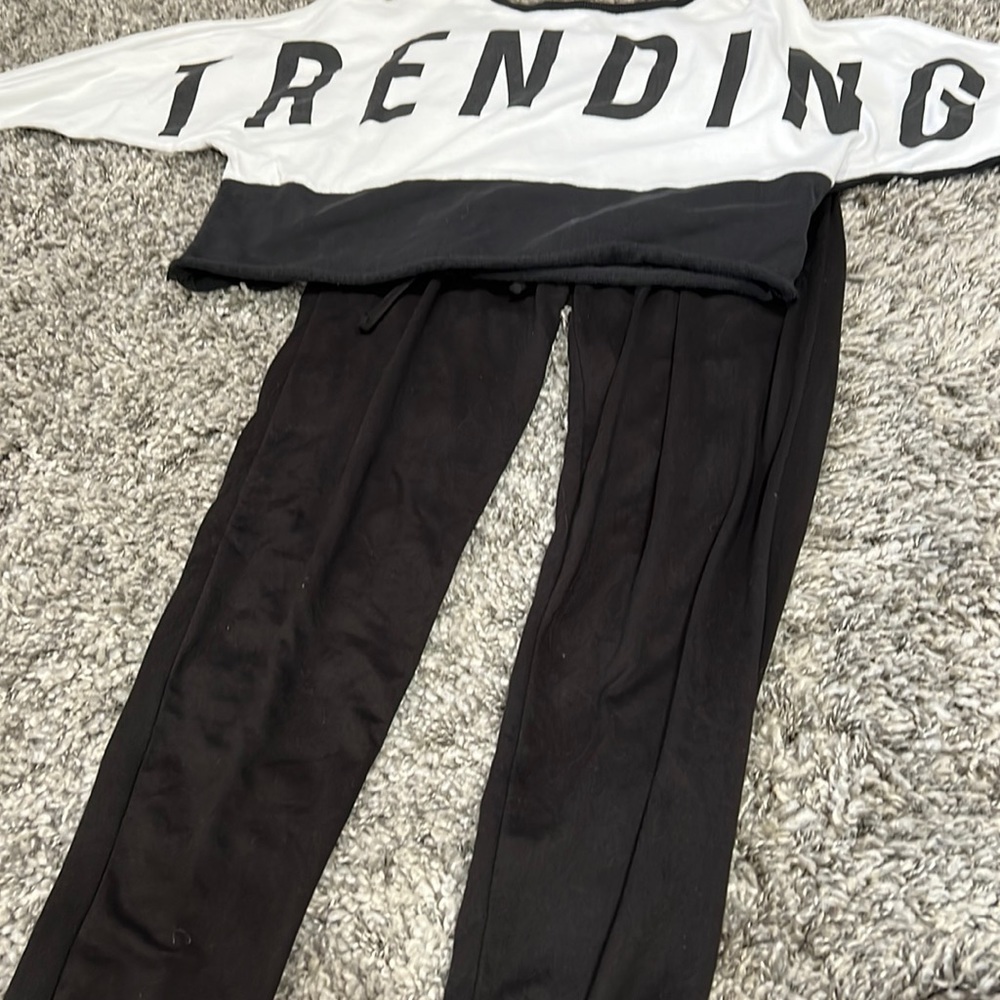 Long sleeve shirt - word Trending        Black sweatpants